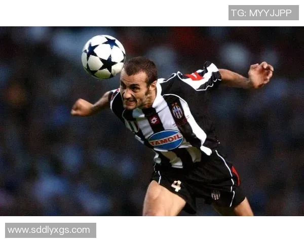 日尔曼与尤文激战正酣双方球员奋力拼搏争夺胜利荣耀 日尔曼与尤文激战正酣双方球员奋力拼搏争夺胜利荣耀